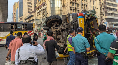 রাজধানীর পল্টনে বাস ও ট্রাকের মুখোমুখি সংঘর্ষ, নিহত ১