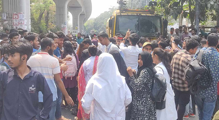 নারীর প্রতি সহিংসতা,শাহবাগে ৩০ কলেজের শিক্ষার্থীর অবস্থান